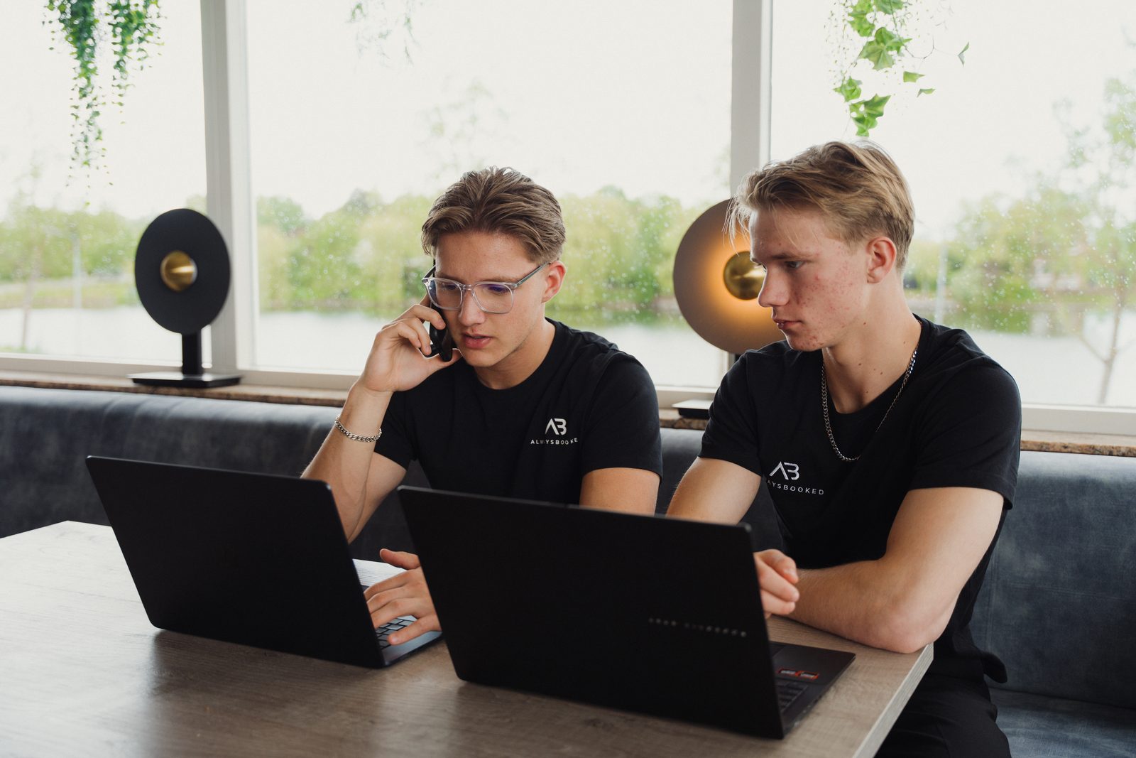 Samen werken achter de laptops